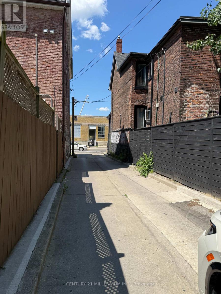 275r Lansdowne Avenue, Toronto, Ontario  M6K 2W2 - Photo 10 - C13714430