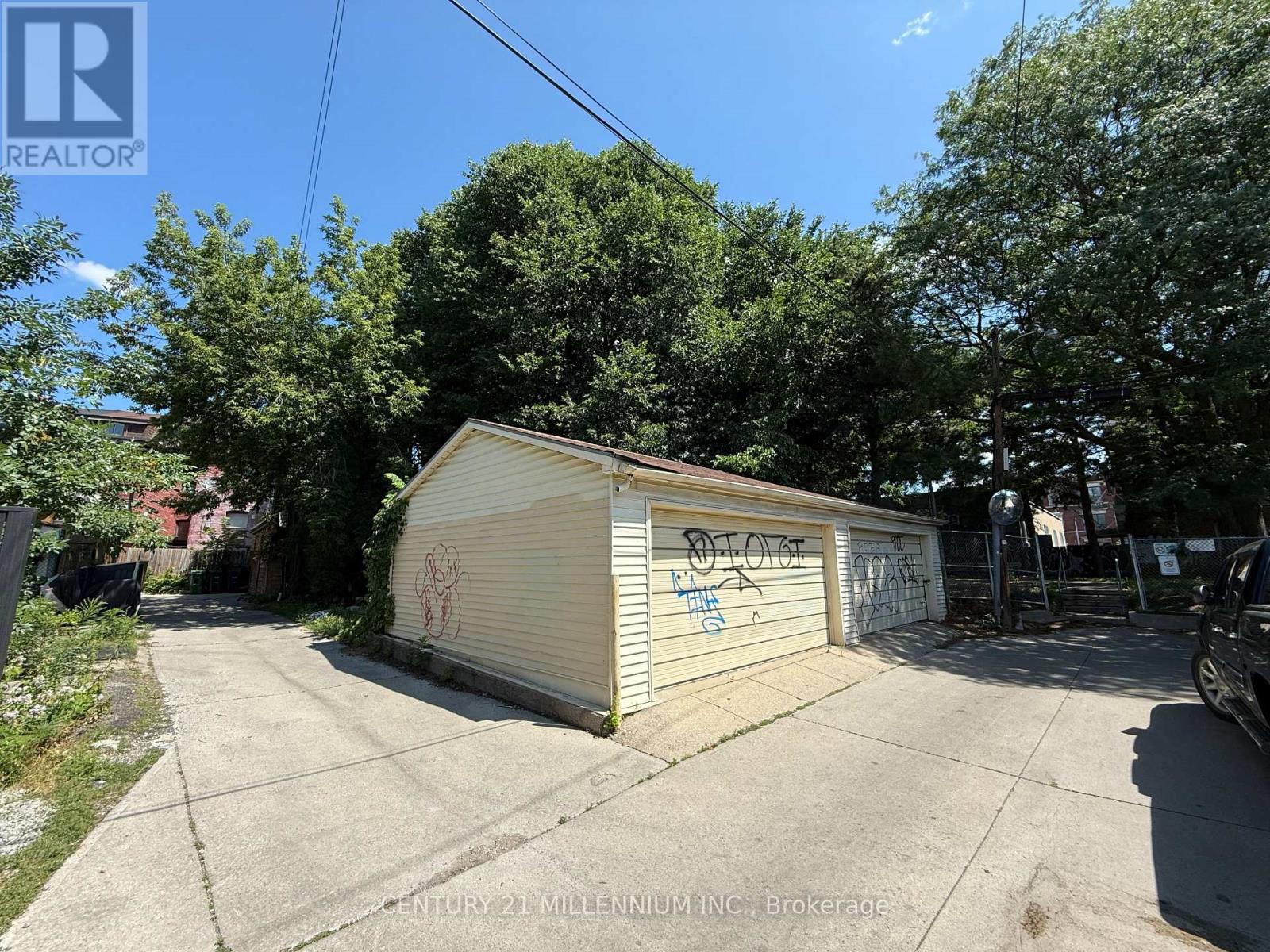 275r Lansdowne Avenue, Toronto, Ontario  M6K 2W2 - Photo 2 - C13714430