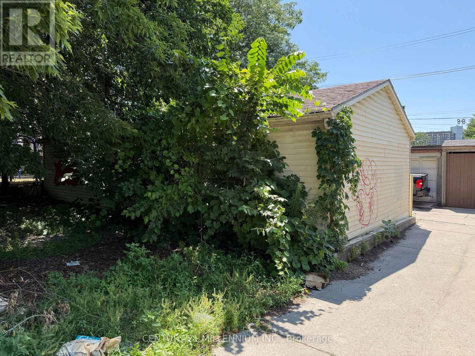 275r Lansdowne Avenue, Toronto, Ontario  M6K 2W2 - Photo 4 - C13714430
