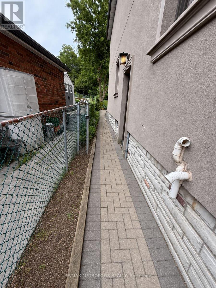 57 MIDLAND AVENUE, Toronto, Ontario