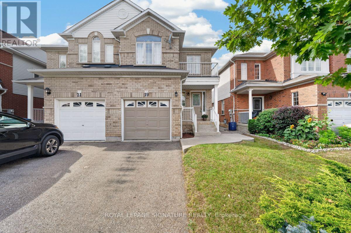 19 Mossgrove Crescent, Brampton, Ontario  L7A 3E6 - Photo 2 - W13714440