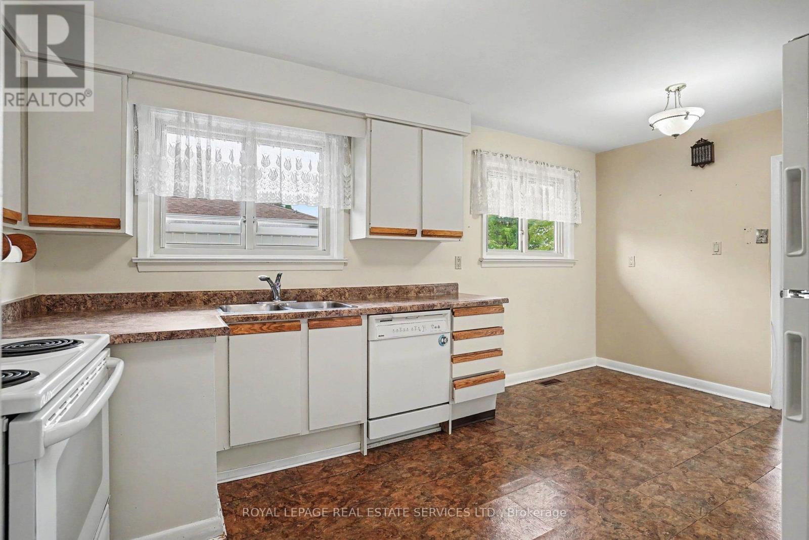 110 Celestine Drive, Toronto, Ontario  M9R 3N9 - Photo 6 - W13714520