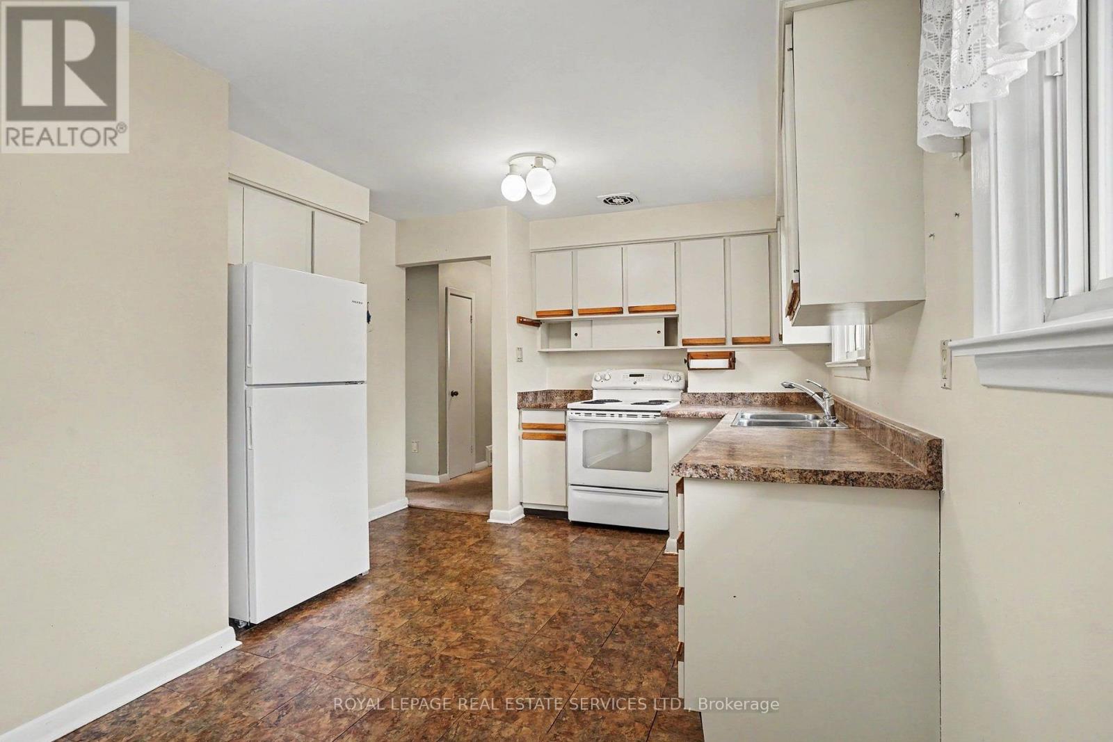110 Celestine Drive, Toronto, Ontario  M9R 3N9 - Photo 8 - W13714520