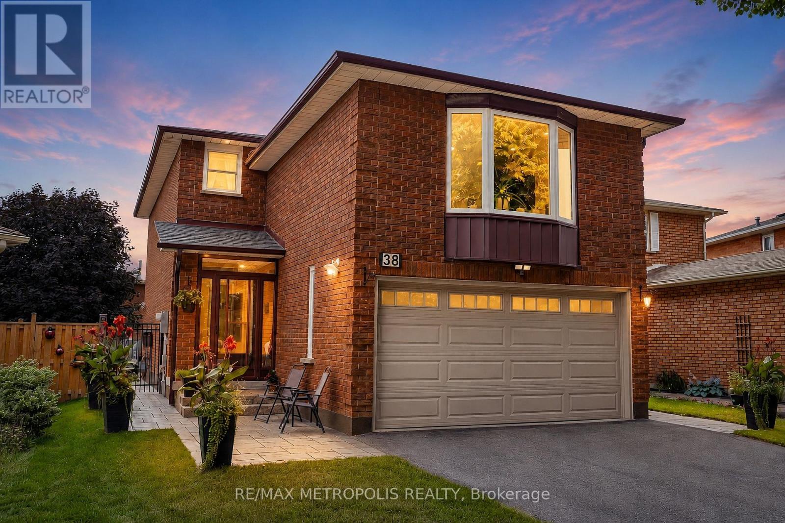 38 Langholm Court, Brampton, Ontario  L6Z 2X9 - Photo 1 - W13714522