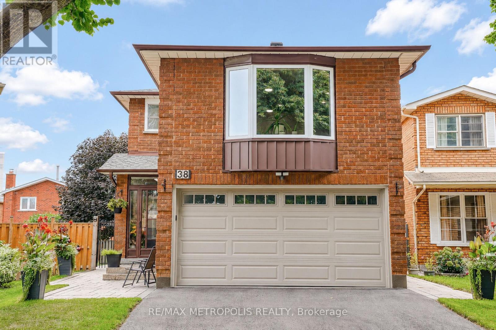 38 Langholm Court, Brampton, Ontario  L6Z 2X9 - Photo 11 - W13714522