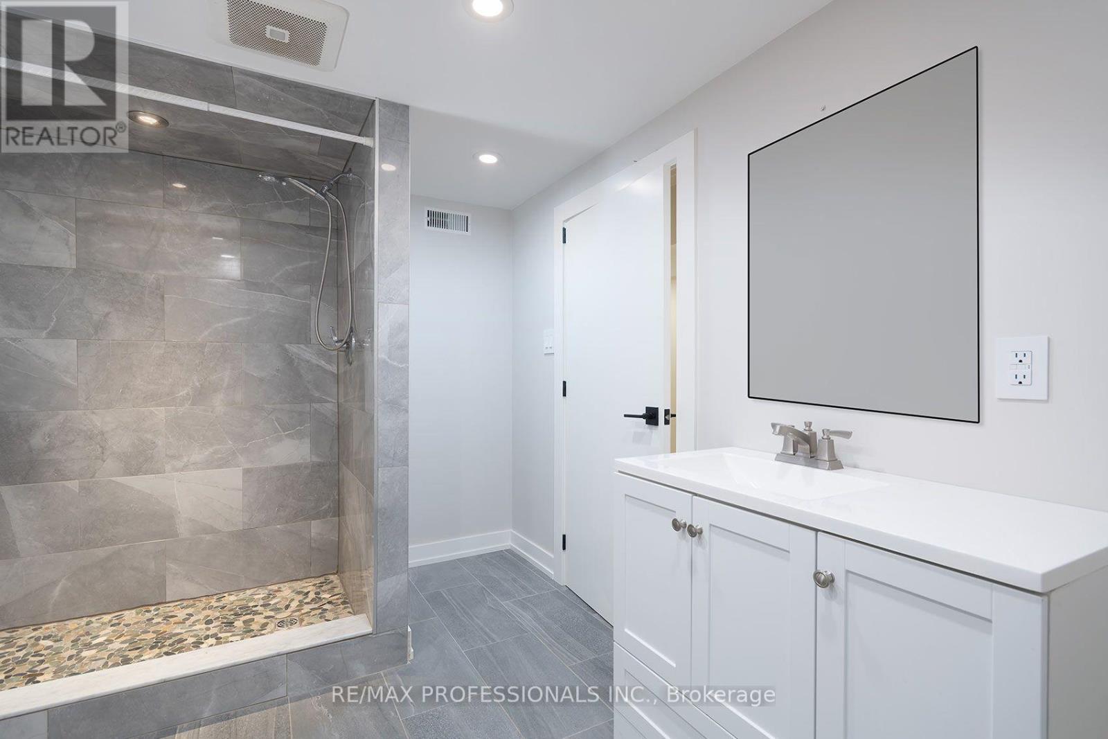 57 Enfield Avenue, Toronto, Ontario  M8W 1T6 - Photo 12 - W13714662