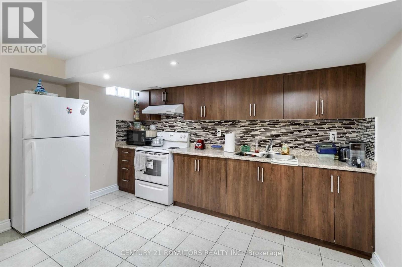 Bsmt - 341 Sunny Meadow Boulevard, Brampton, Ontario  L6R 0E9 - Photo 4 - W13714696