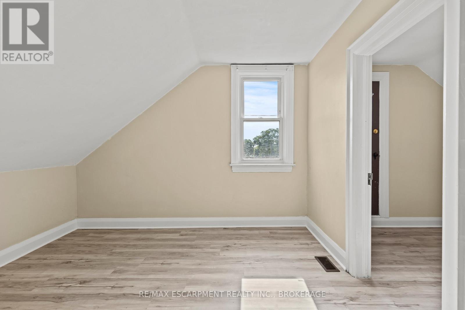 Upper - 1 West Street N, Thorold (Thorold Downtown), Ontario  L2V 2R8 - Photo 15 - X13714802