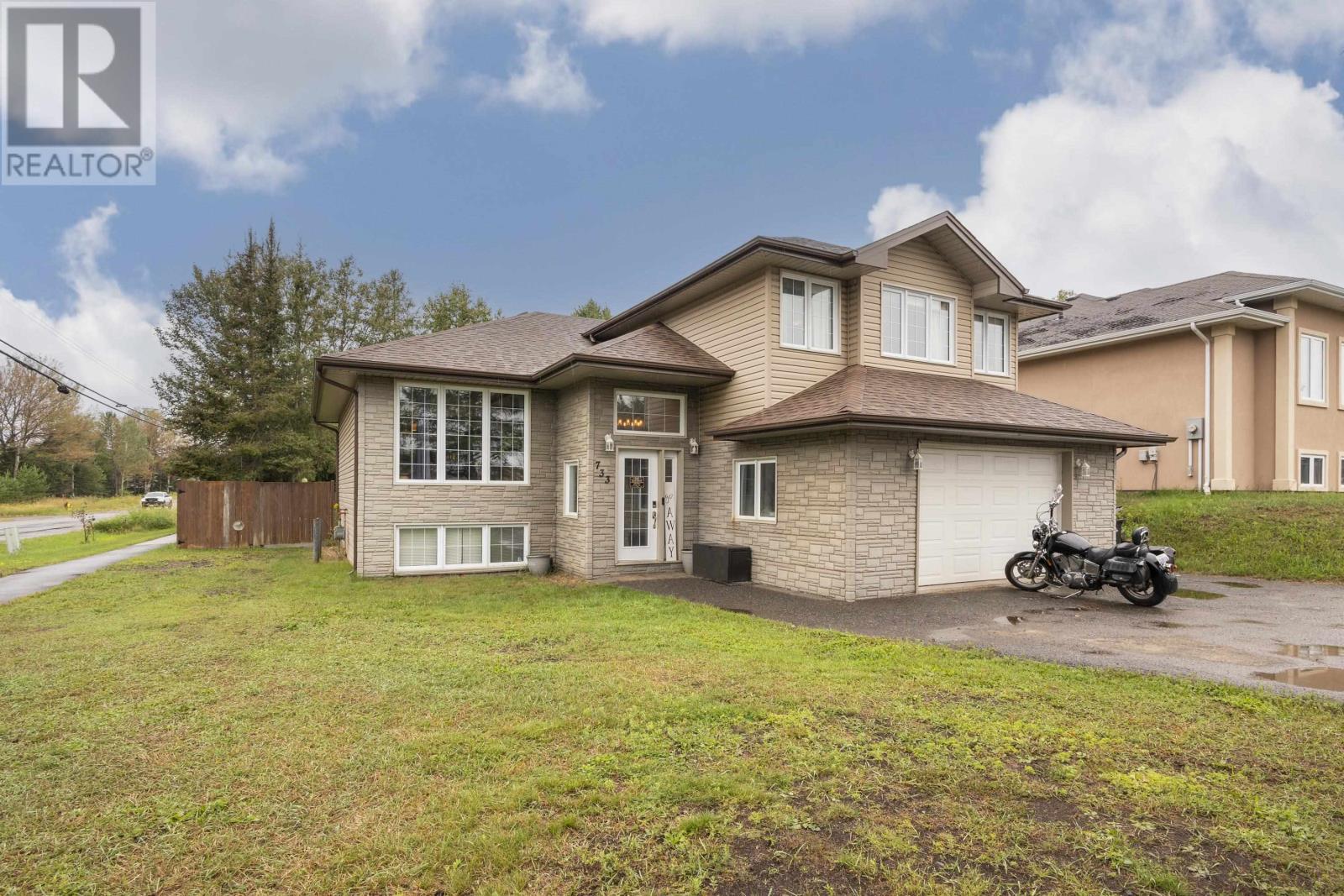 733 Woodcrest RD, Thunder Bay, Ontario
