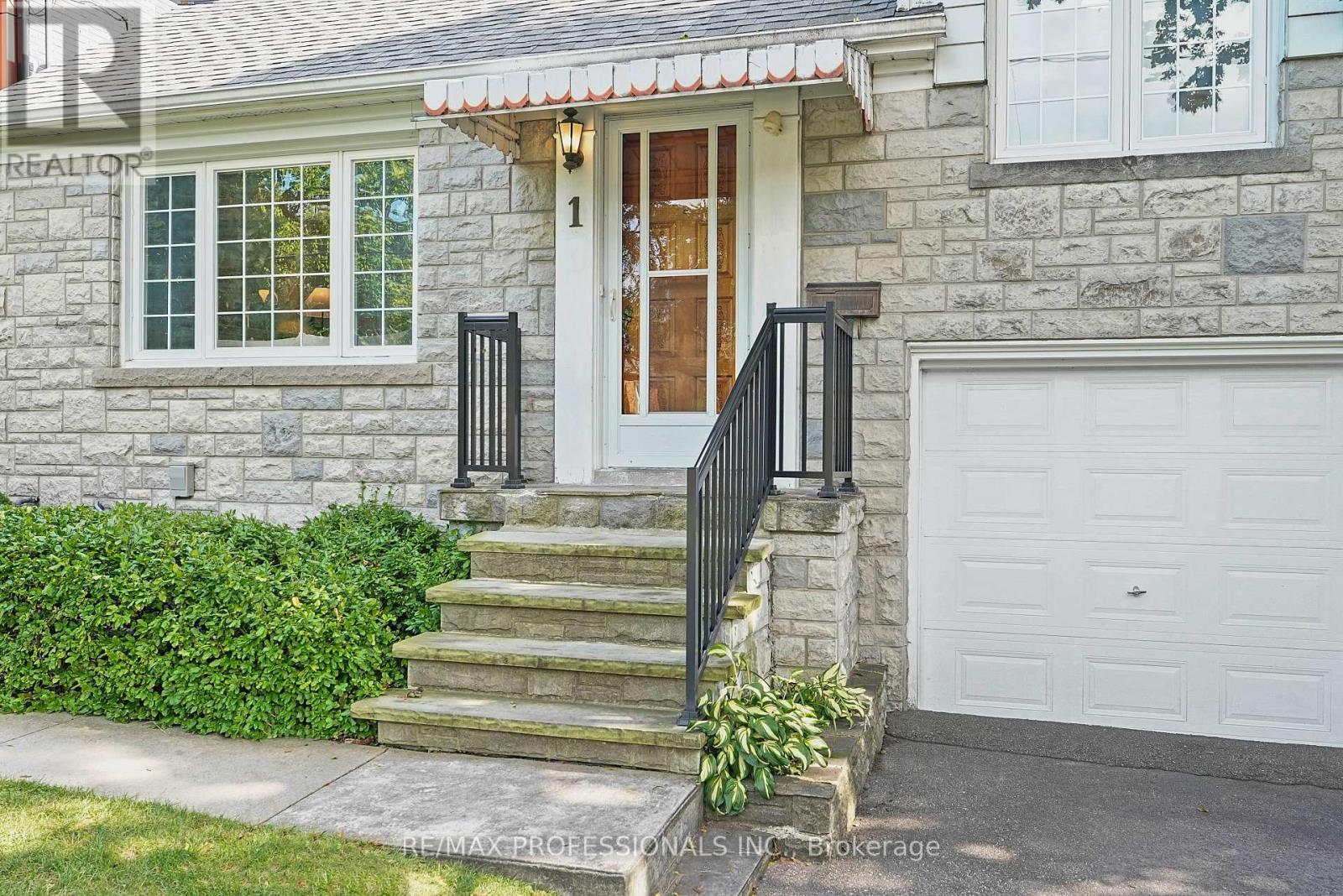 1 Bernice Avenue, Toronto, Ontario  M8Y 1Z5 - Photo 2 - W13714848