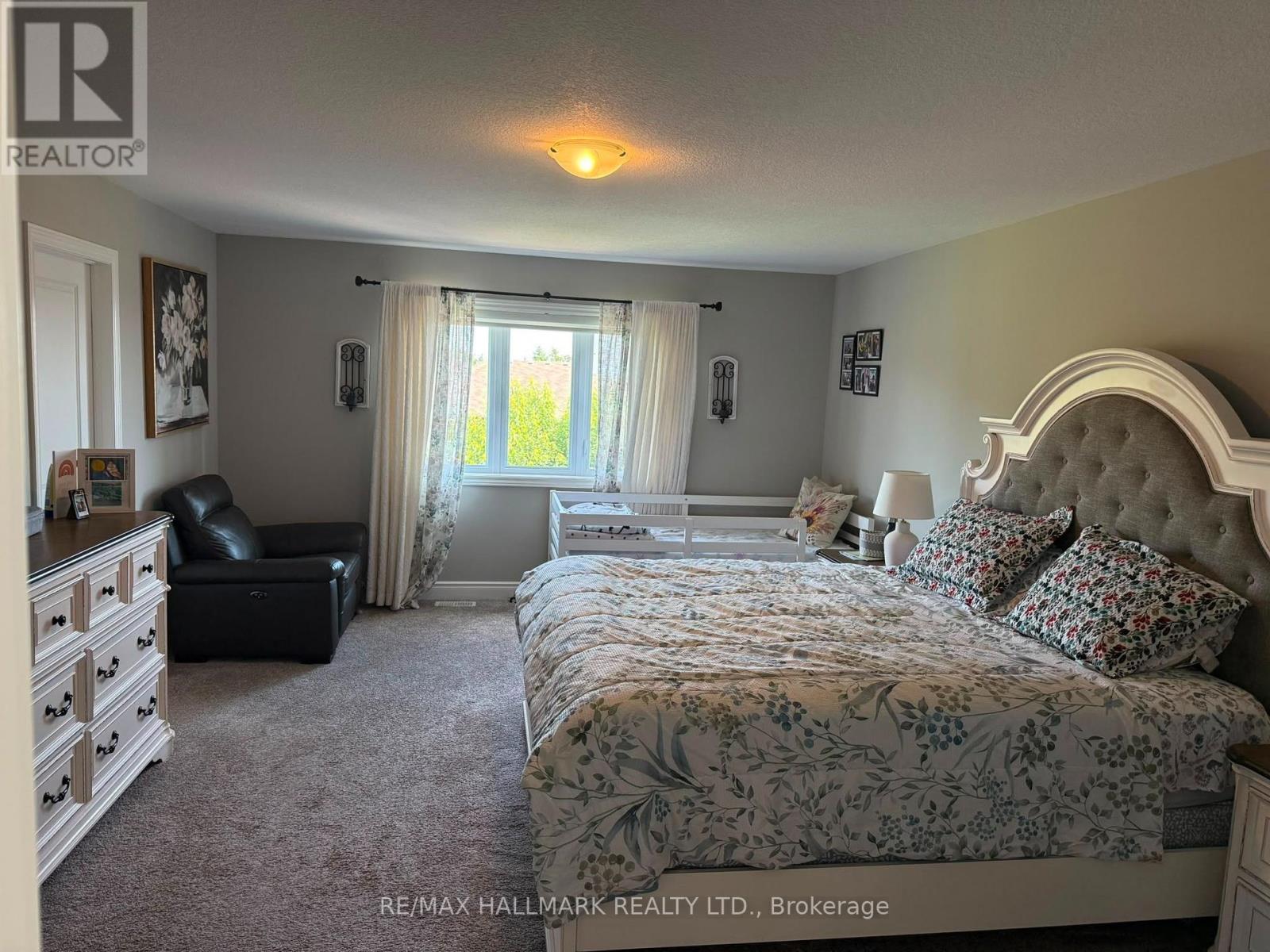 Upper Level (Main & 2nd) - 851 Robert Ferrie Drive, Kitchener, Ontario  N2R 1P2 - Photo 12 - X13714780