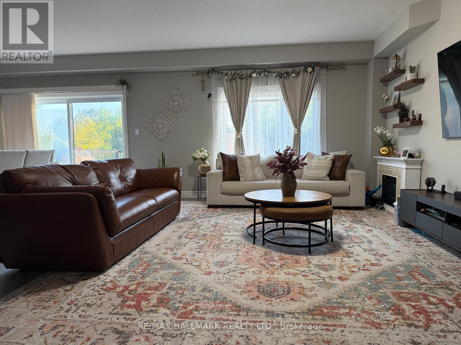 Upper Level (Main & 2nd) - 851 Robert Ferrie Drive, Kitchener, Ontario  N2R 1P2 - Photo 4 - X13714780