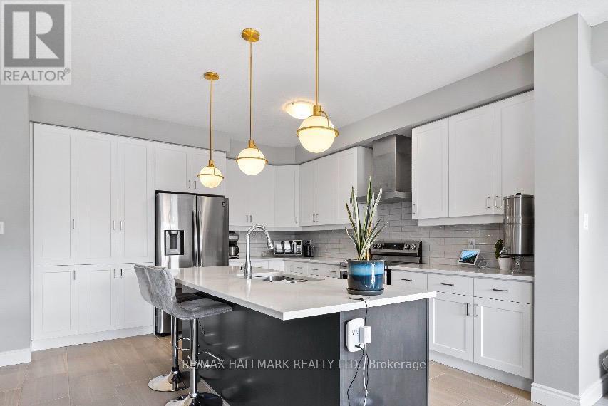 Upper Level (Main & 2nd) - 851 Robert Ferrie Drive, Kitchener, Ontario  N2R 1P2 - Photo 7 - X13714780