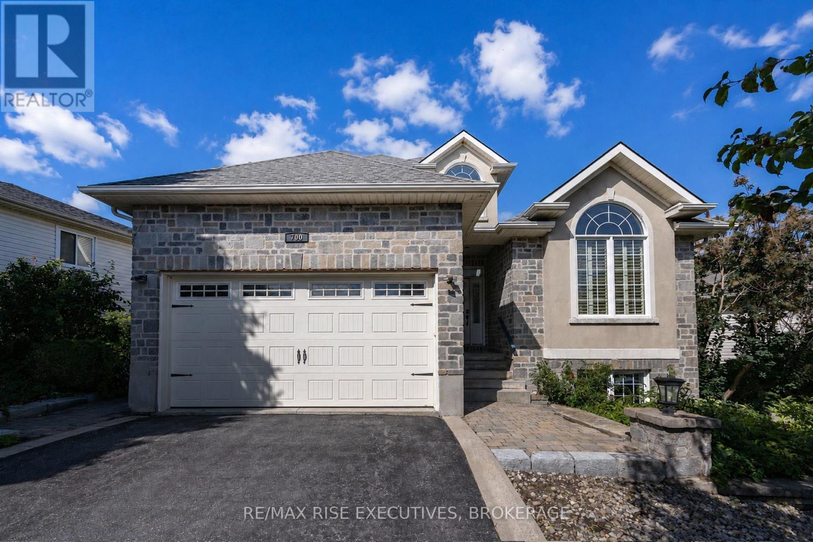 700 Melrose Street, Kingston, Ontario K7M 9B4 - Photo 2 - X13714960