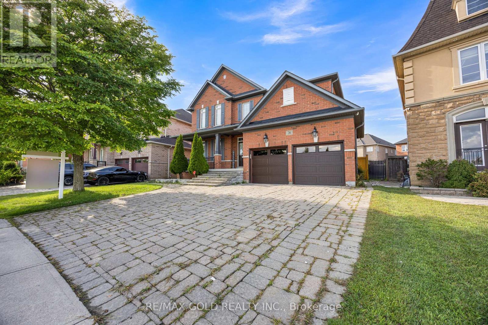 26 Mount Royal Circle, Brampton, Ontario  L6P 1Y7 - Photo 2 - W13714888