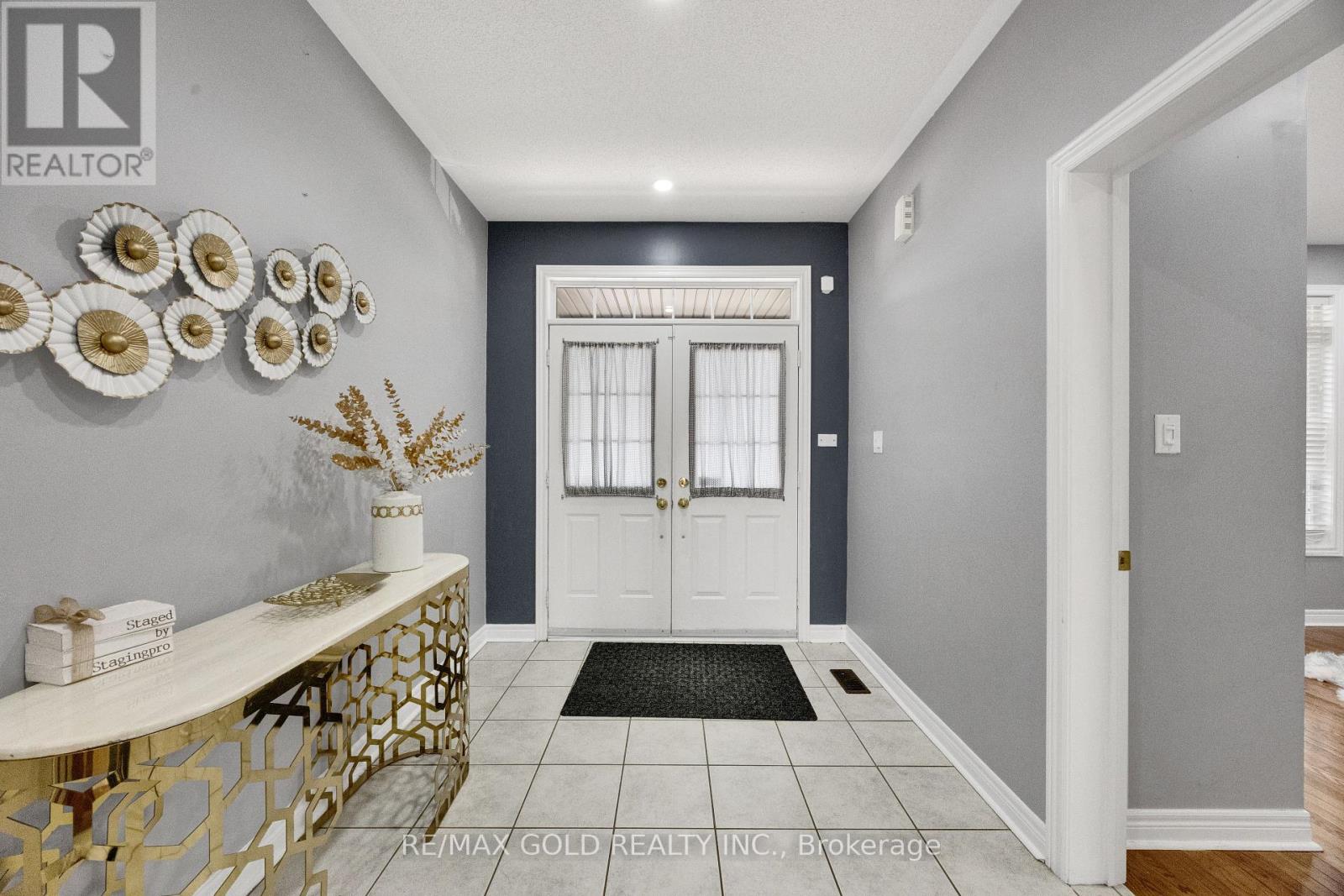 26 Mount Royal Circle, Brampton, Ontario  L6P 1Y7 - Photo 5 - W13714888