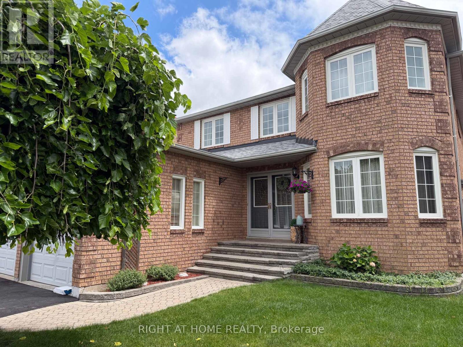 17 Eaton Street, Halton Hills, Ontario  L7G 5L4 - Photo 4 - W13715036