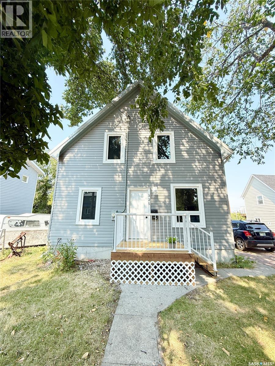 325 3rd Avenue S, Weyburn, Saskatchewan  S4H 1X5 - Photo 2 - SK046724