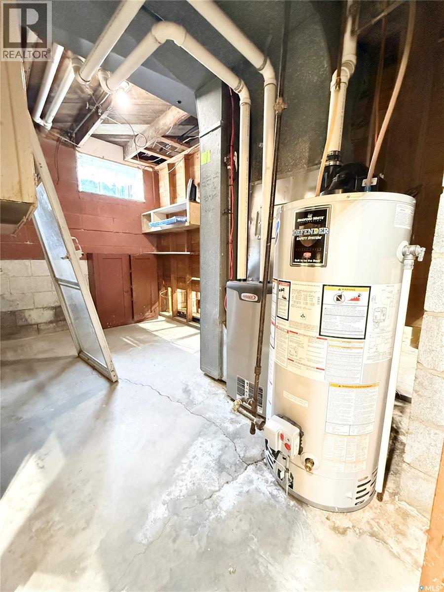 325 3rd Avenue S, Weyburn, Saskatchewan  S4H 1X5 - Photo 21 - SK046724