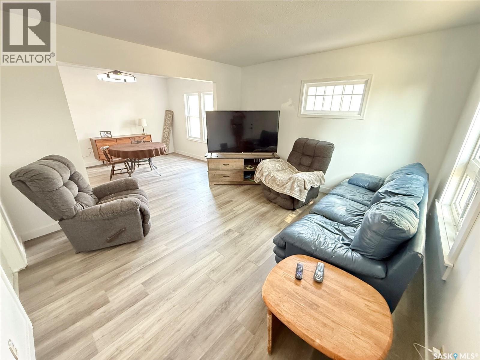 325 3rd Avenue S, Weyburn, Saskatchewan  S4H 1X5 - Photo 6 - SK046724