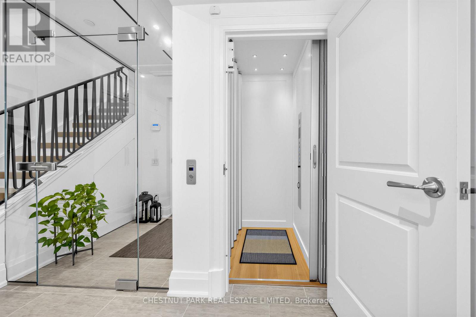 29 Oaklands Avenue, Toronto, Ontario  M4V 0A9 - Photo 14 - C13715072