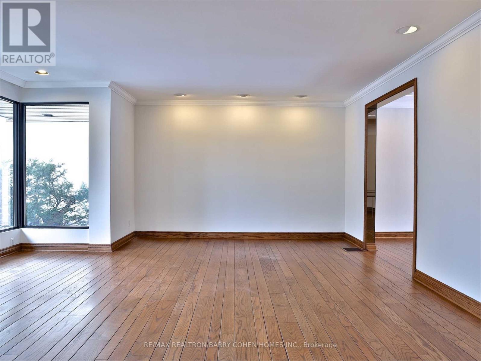 160 Owen Boulevard, Toronto, Ontario  M2P 1G7 - Photo 3 - C13715096