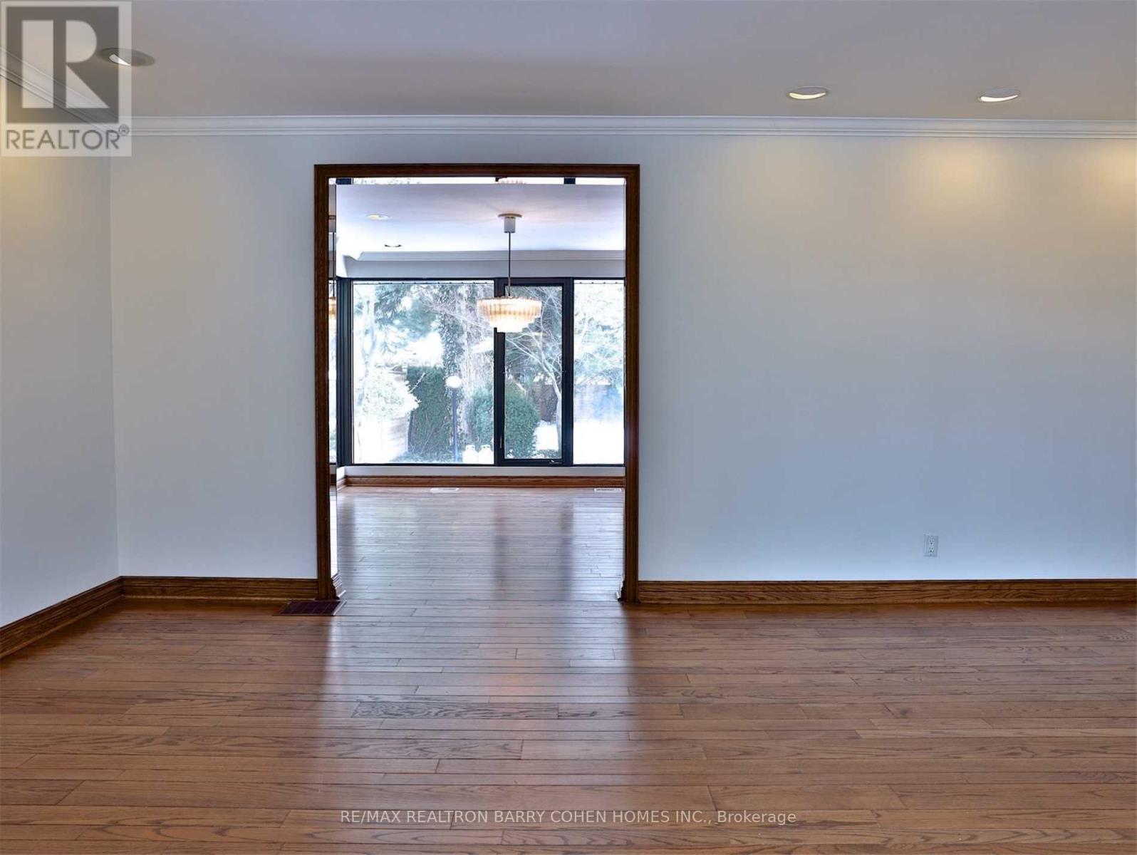 160 Owen Boulevard, Toronto, Ontario  M2P 1G7 - Photo 4 - C13715096