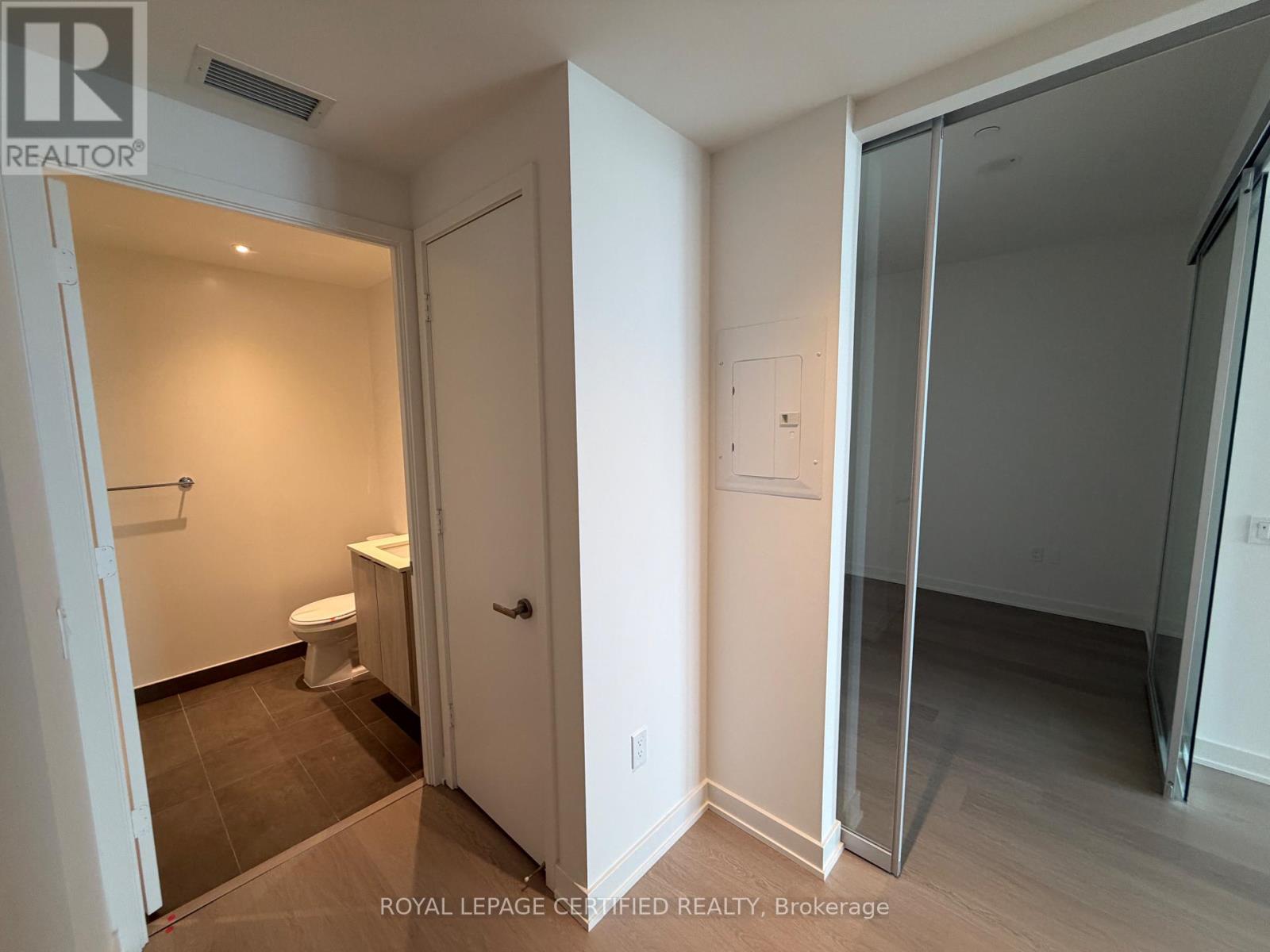 6407 - 448 Burnhamthorpe Rd W, Mississauga, Ontario  L5B 0R4 - Photo 3 - W13715062