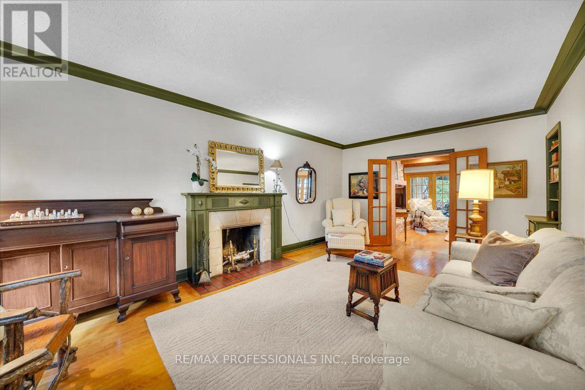 65 Dunedin Drive, Toronto, Ontario M8X 2K7 - Photo 10 - W13715100