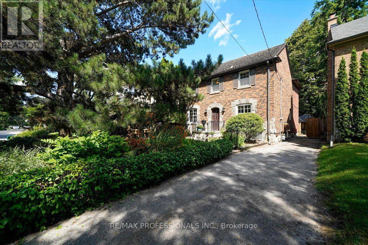 65 Dunedin Drive, Toronto, Ontario M8X 2K7 - Photo 2 - W13715100
