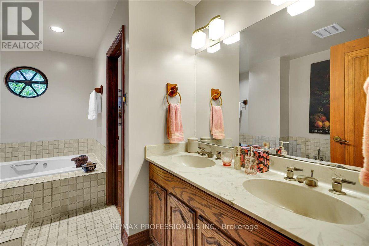 65 Dunedin Drive, Toronto, Ontario M8X 2K7 - Photo 27 - W13715100