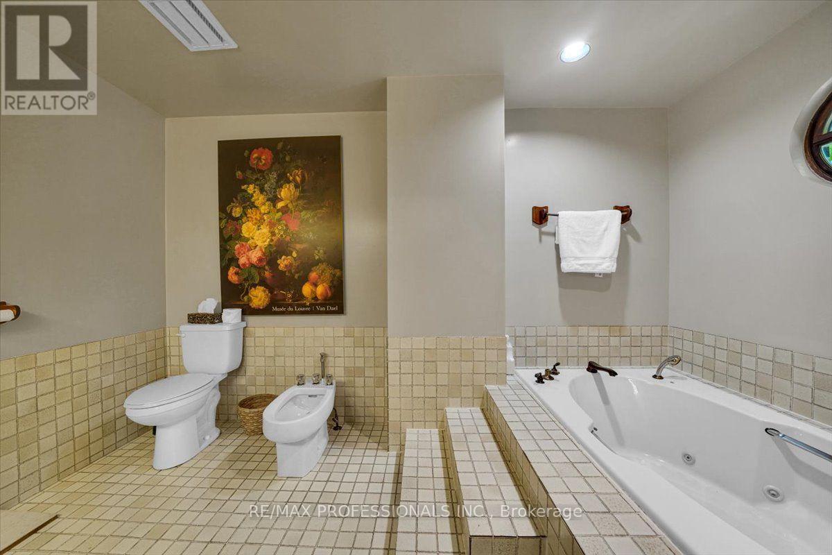 65 Dunedin Drive, Toronto, Ontario M8X 2K7 - Photo 28 - W13715100