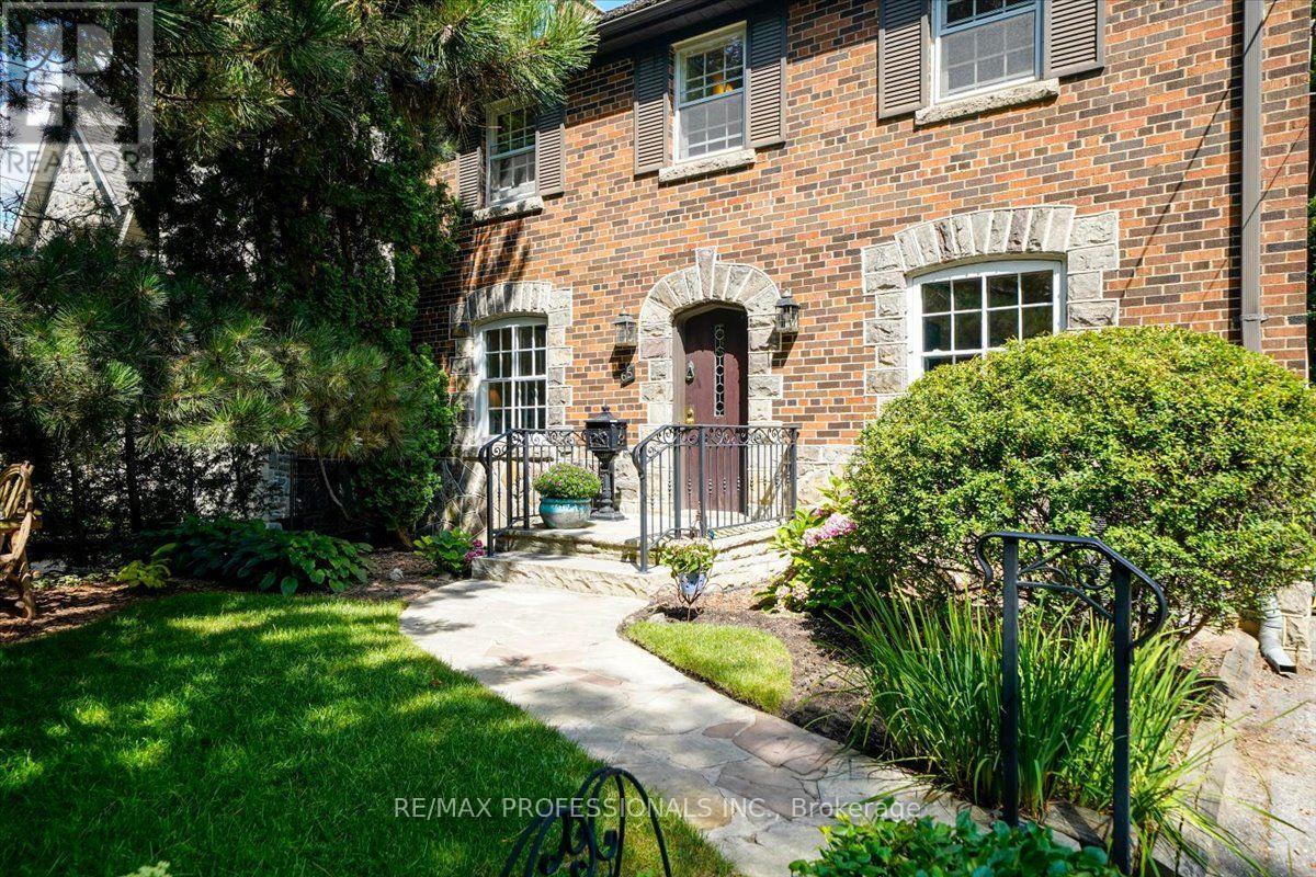 65 Dunedin Drive, Toronto, Ontario M8X 2K7 - Photo 3 - W13715100