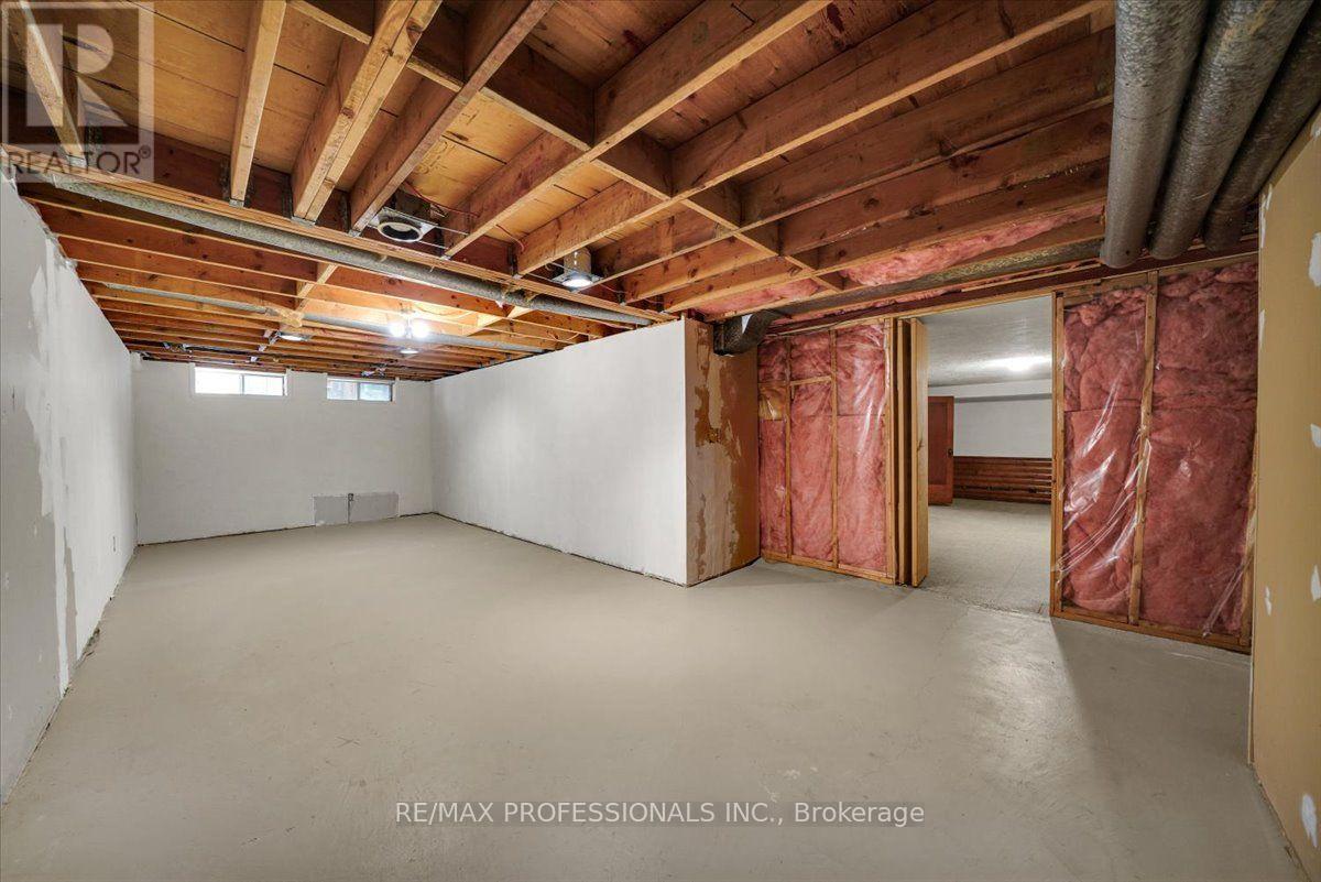 65 Dunedin Drive, Toronto, Ontario M8X 2K7 - Photo 37 - W13715100
