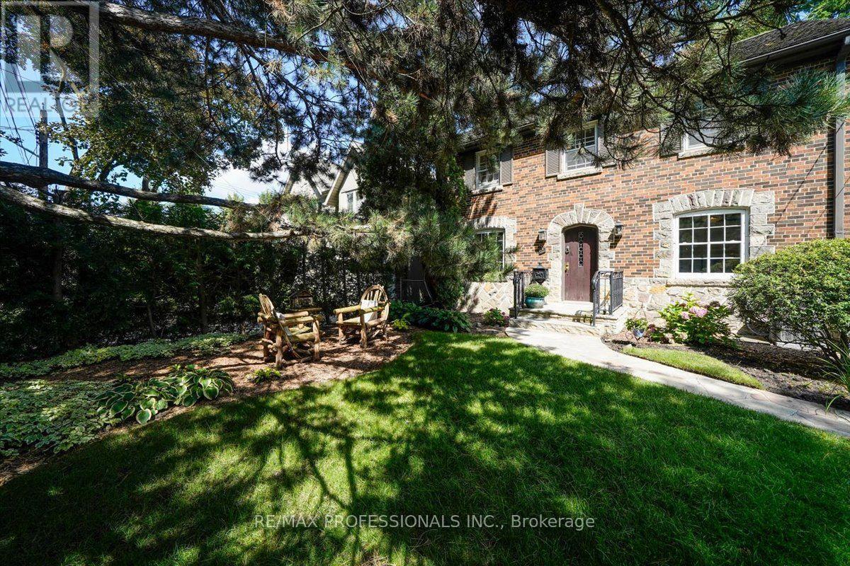 65 Dunedin Drive, Toronto, Ontario M8X 2K7 - Photo 4 - W13715100
