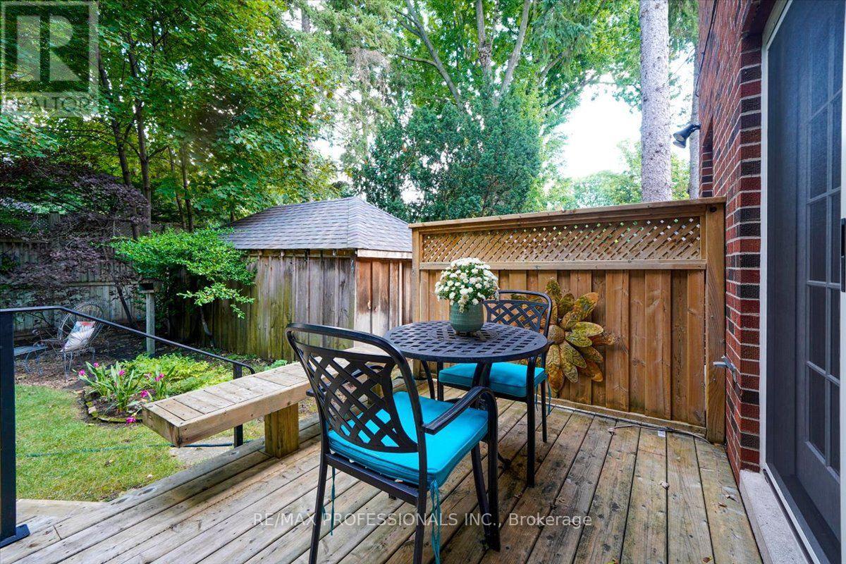 65 Dunedin Drive, Toronto, Ontario M8X 2K7 - Photo 42 - W13715100