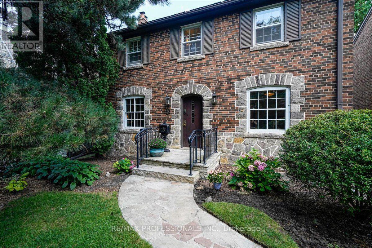 65 Dunedin Drive, Toronto, Ontario M8X 2K7 - Photo 5 - W13715100