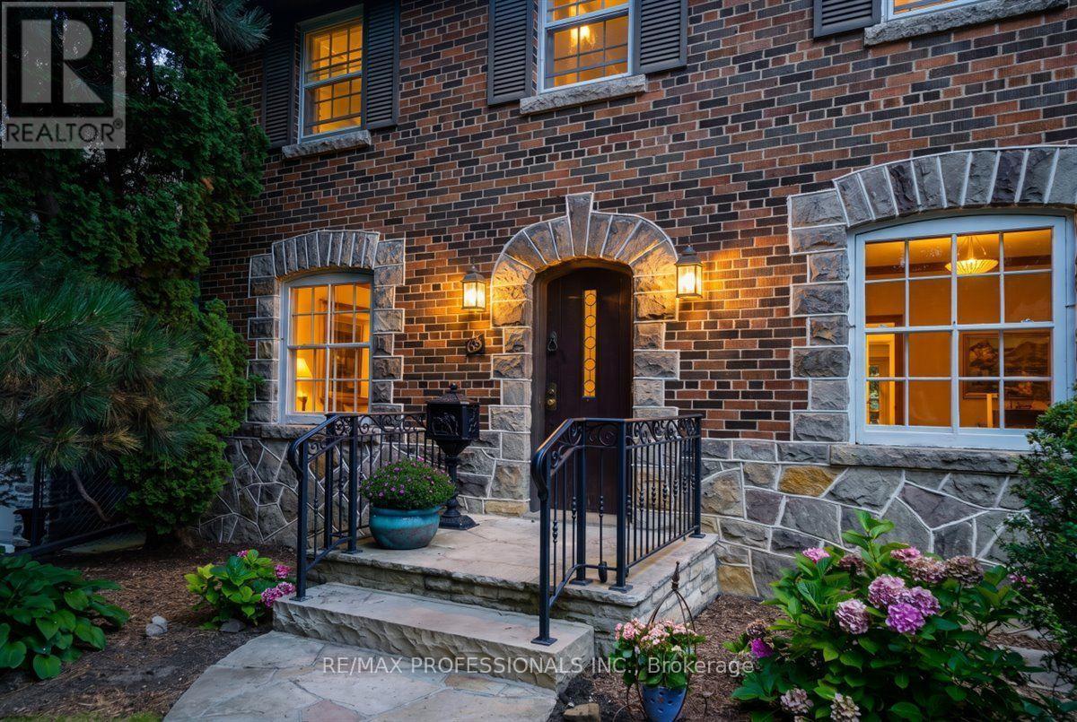 65 Dunedin Drive, Toronto, Ontario M8X 2K7 - Photo 6 - W13715100