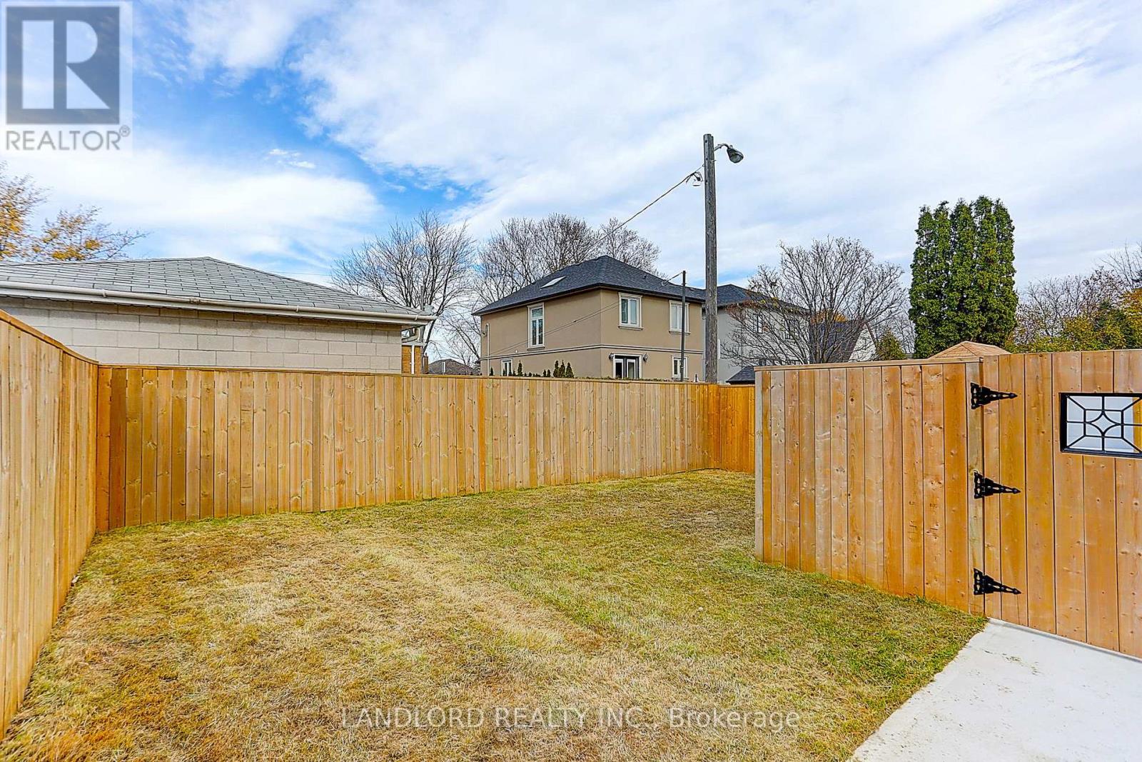 Lowr Rr - 2004 Lawrence Avenue W, Toronto, Ontario M9N 1H4 - Photo 8 - W13715142