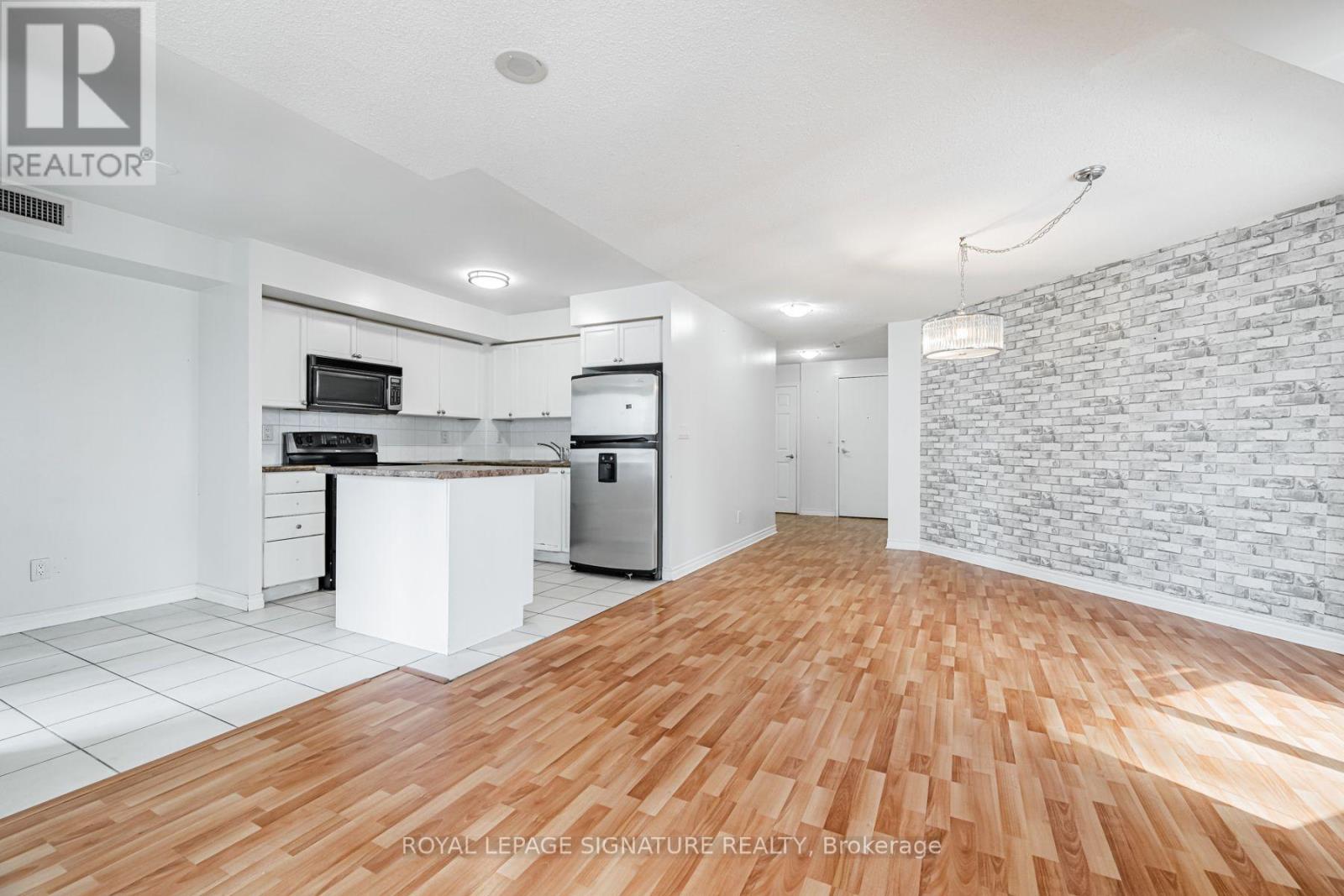 525 - 3888 Duke Of York Boulevard, Mississauga, Ontario  L5B 4P5 - Photo 2 - W13714444