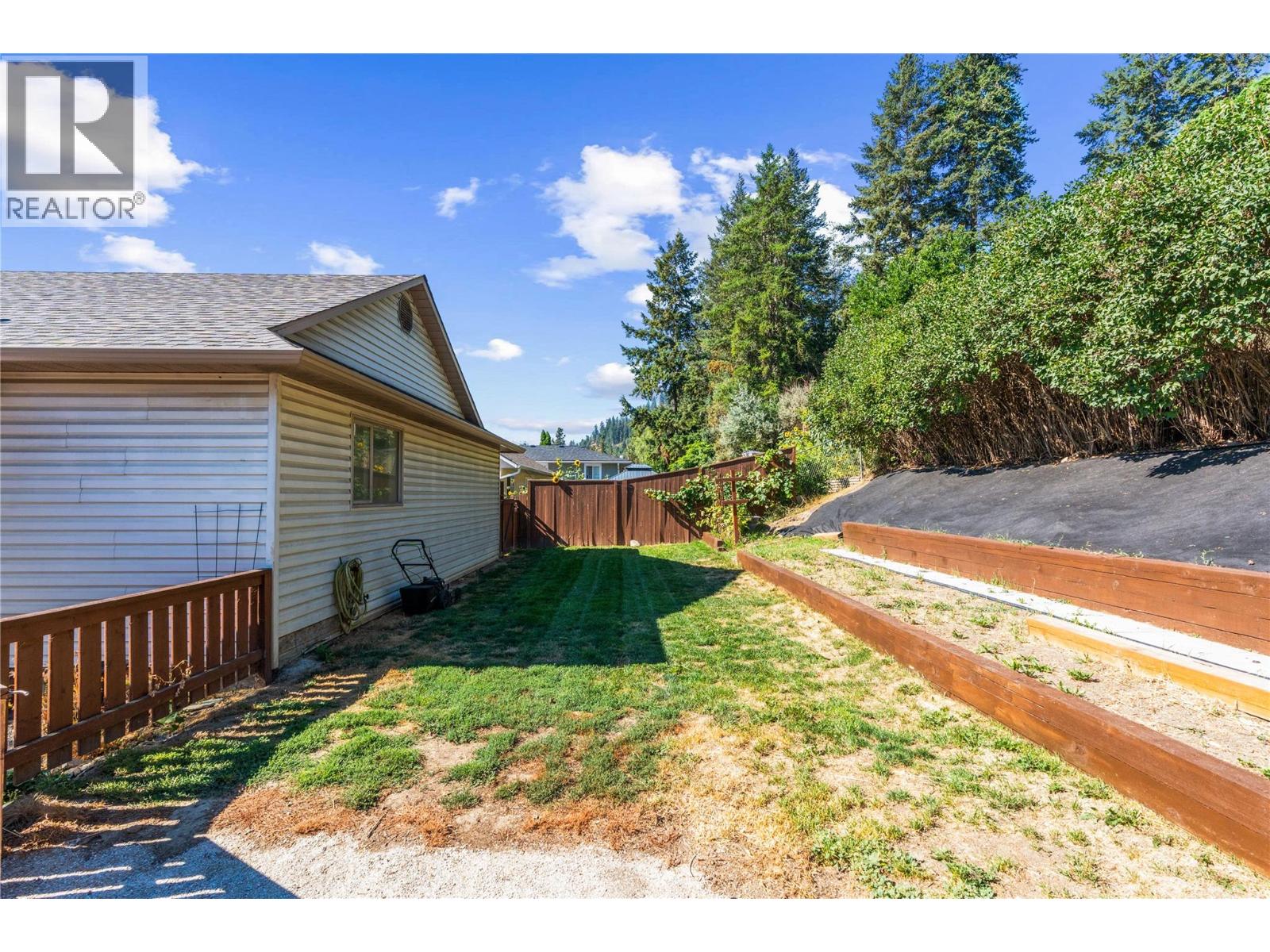 1908 Grandview Avenue, Lumby, British Columbia  V0E 2G0 - Photo 5 - 10397340