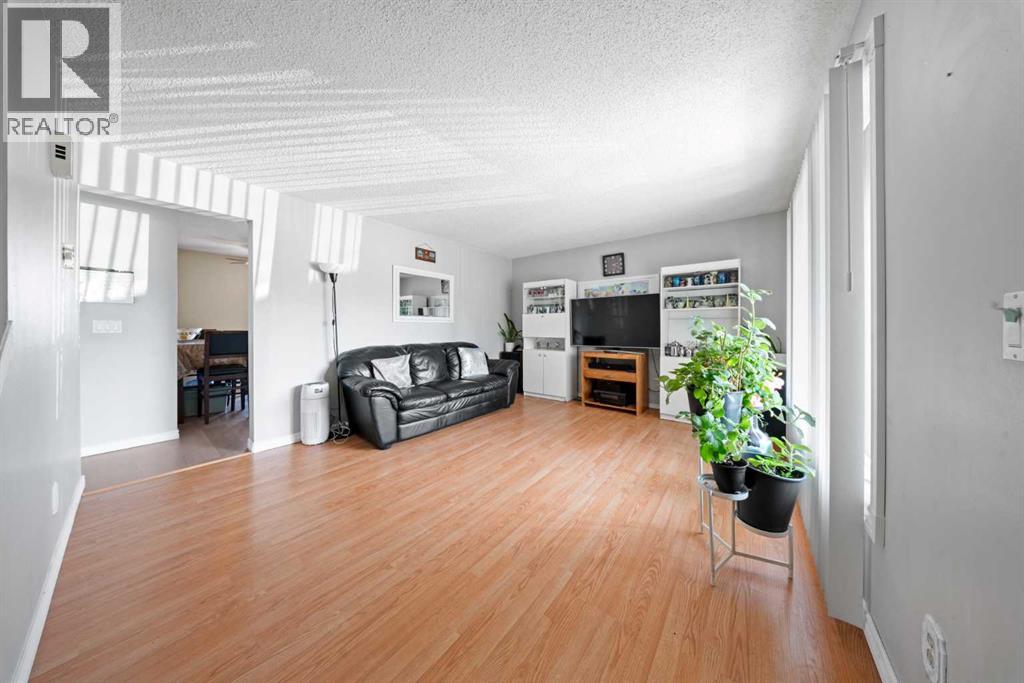 32 Shawmeadows Road Sw, Calgary, Alberta  T2Y 1B2 - Photo 3 - A2334323