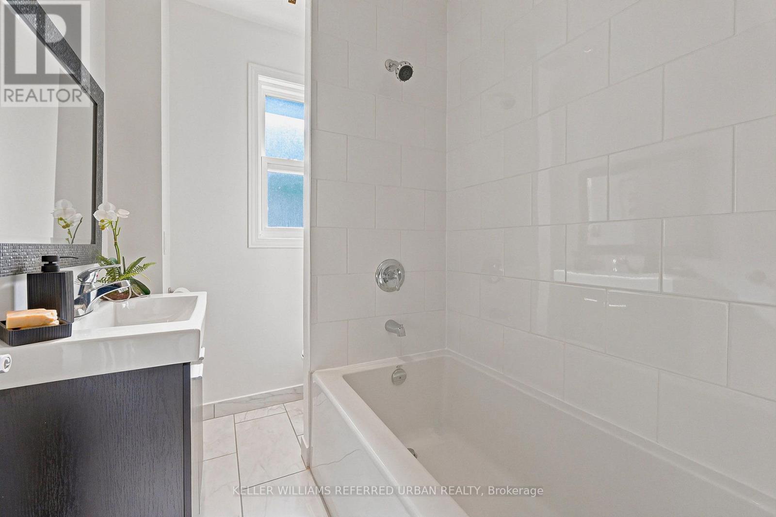 220 Westmount Avenue, Toronto, Ontario  M6E 3M8 - Photo 13 - C13715250