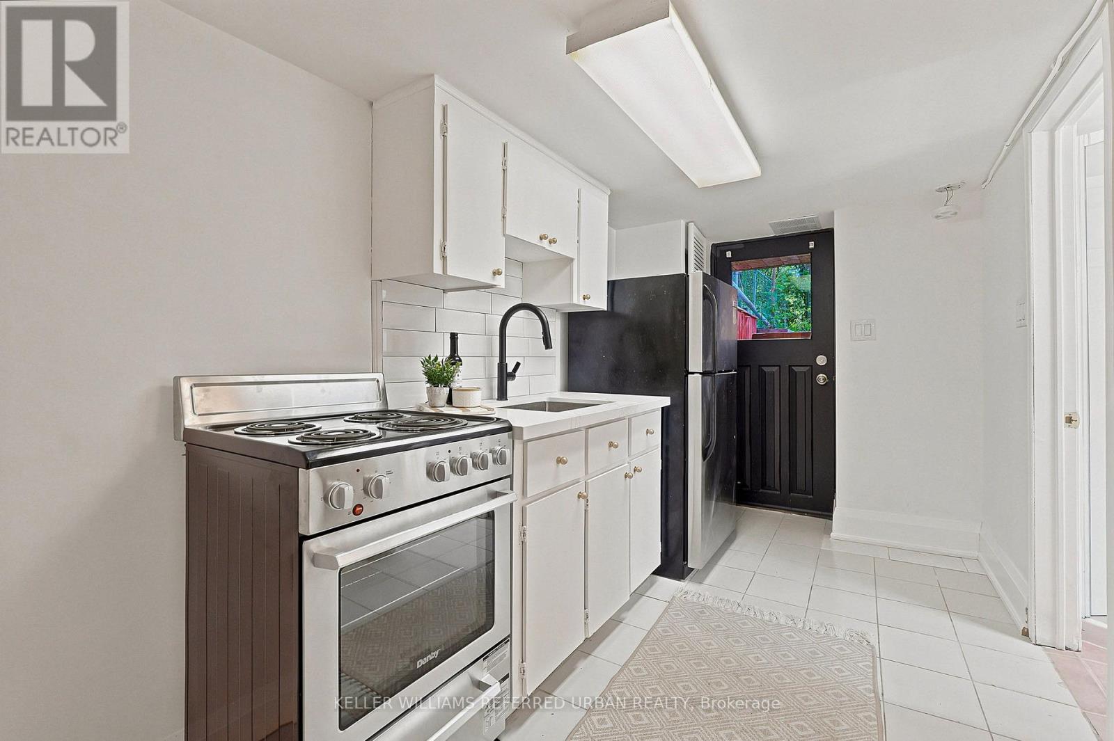 220 Westmount Avenue, Toronto, Ontario  M6E 3M8 - Photo 21 - C13715250