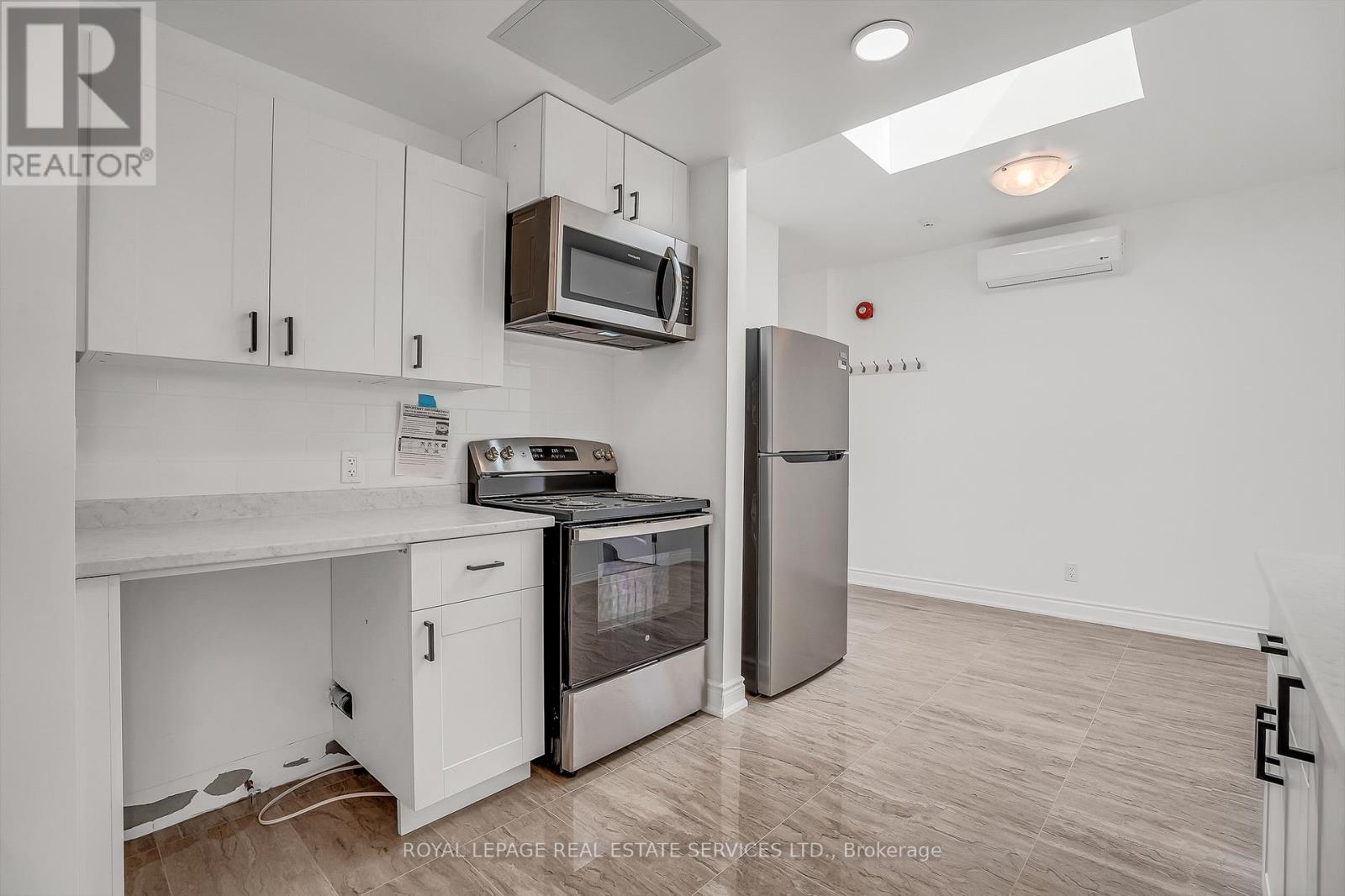 301 - 2820 Danforth Avenue, Toronto, Ontario  M4C 1M1 - Photo 2 - E13715242