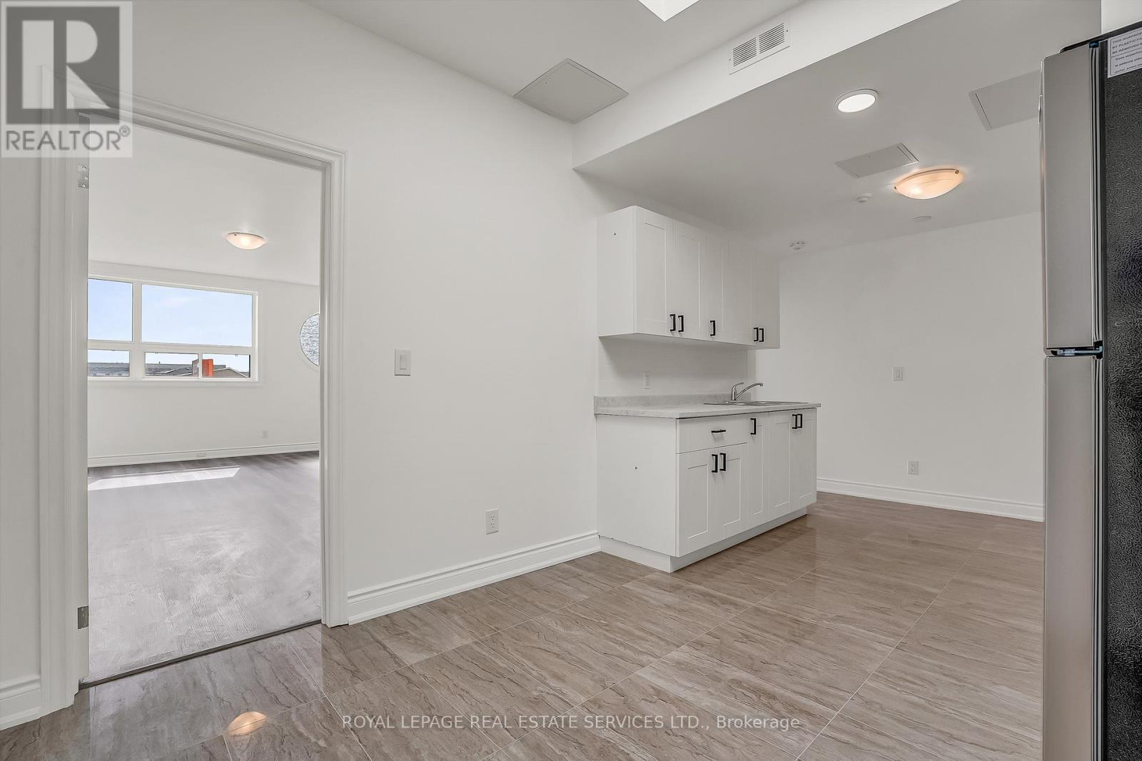 301 - 2820 Danforth Avenue, Toronto, Ontario  M4C 1M1 - Photo 3 - E13715242