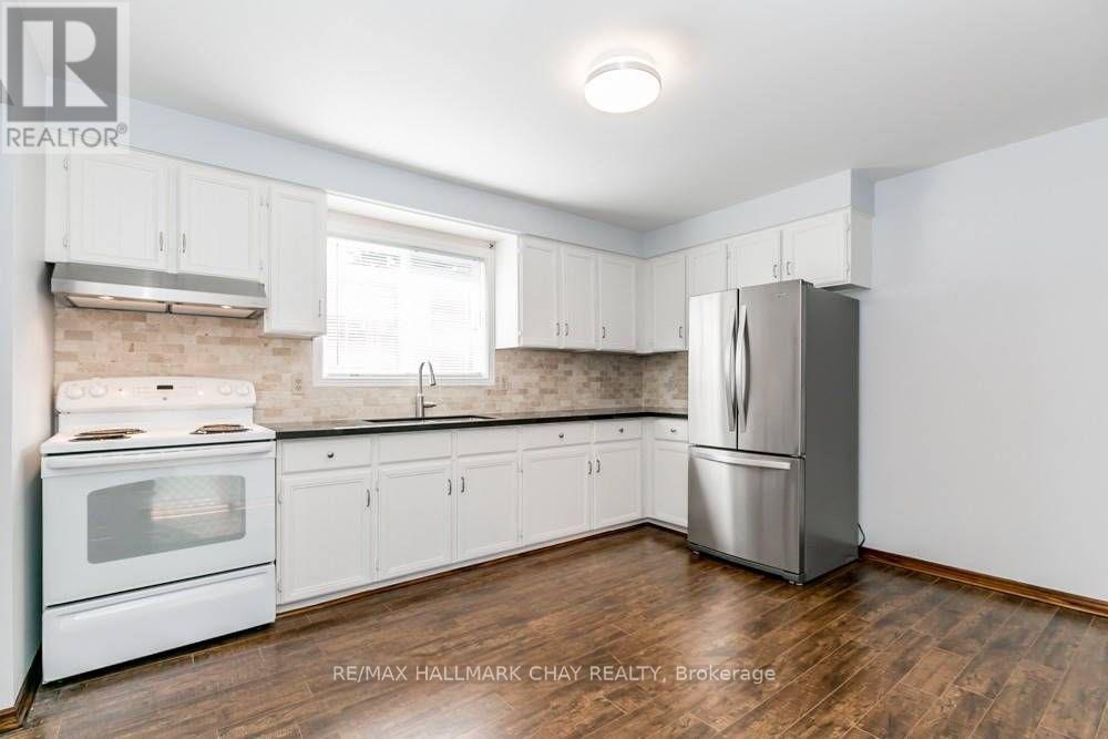 3 Buchanan Street, Barrie, Ontario  L4M 6B7 - Photo 5 - S13715208