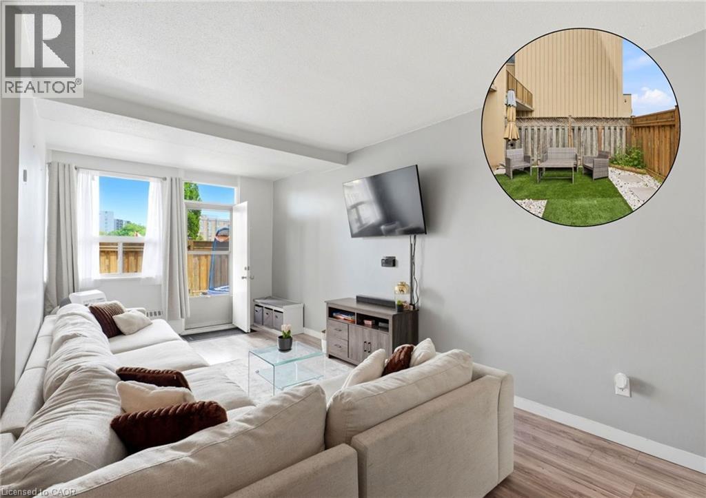 15 NICKLAUS Drive Unit# 17, Hamilton, Ontario