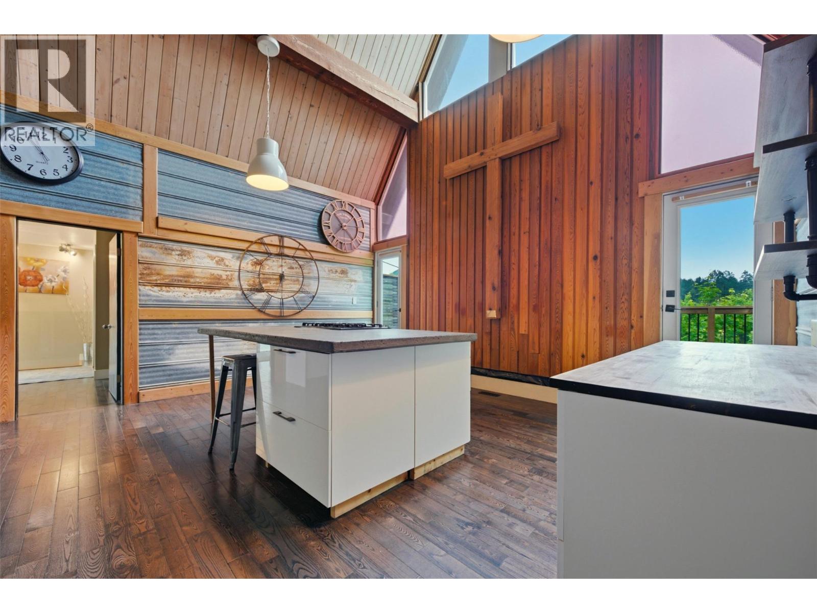 2193 Park Avenue, Lumby, British Columbia  V0E 2G0 - Photo 11 - 10376468