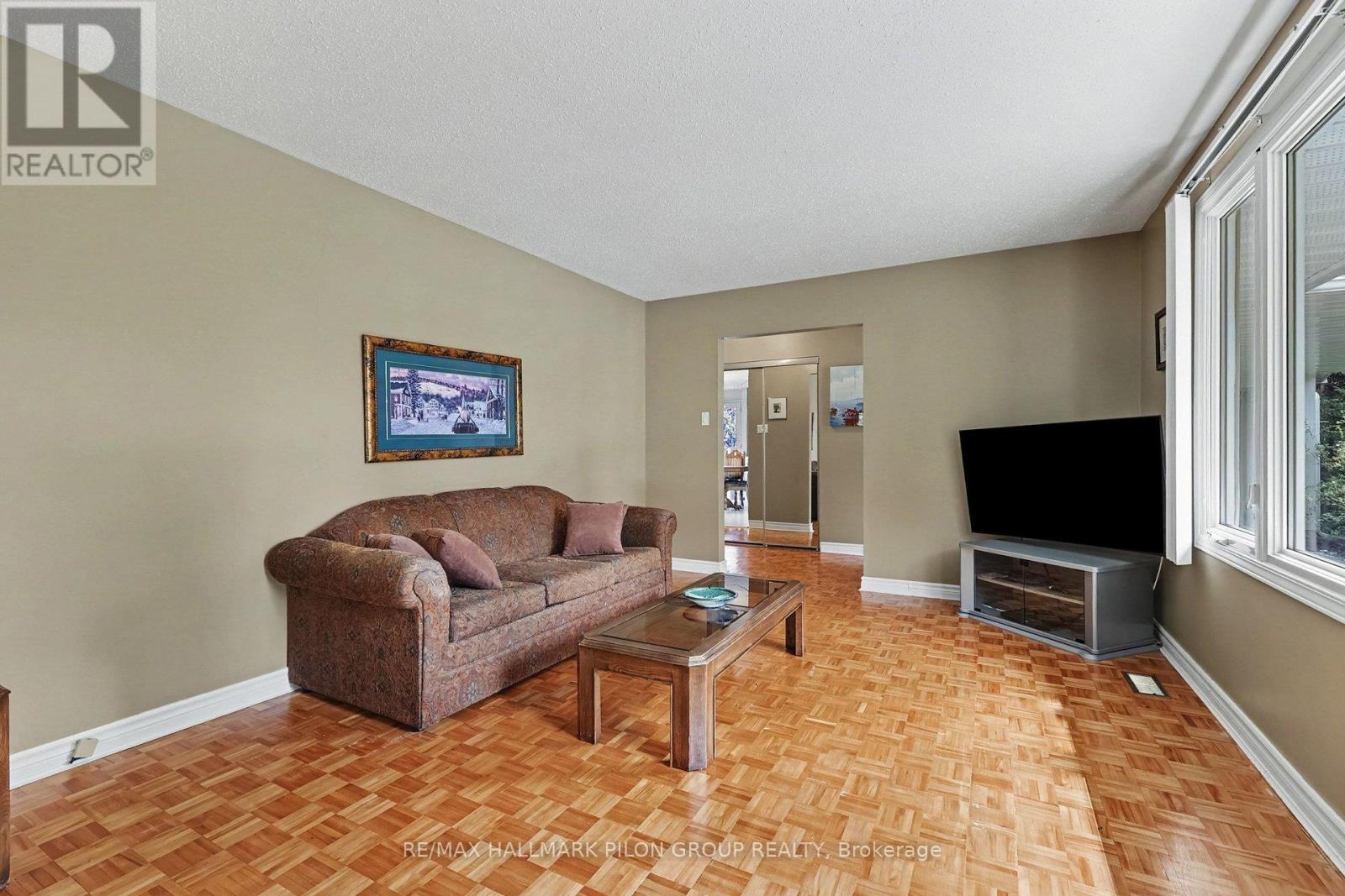 496 Tisdale Crescent, Ottawa, Ontario  K1J 7A6 - Photo 4 - X13715364